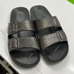 NWOT Freedom Moses slides - black glitter